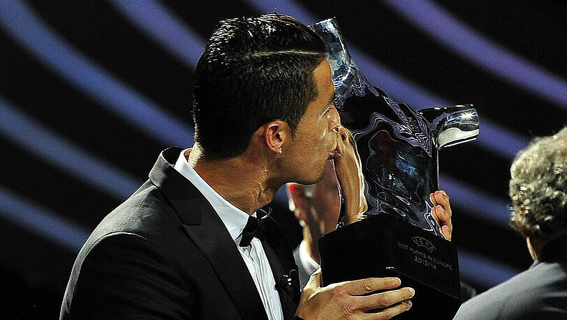 Cristiano Ronaldo küsst die Trophäe für Europas Fußballer des Jahres. Cristiano Ronaldo küsst die Trophäe für Europas Fußballer des Jahres.