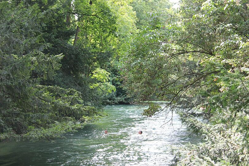 Gibt&rsquo;s nur in München: Flussbaden im satten Grün im Englischen Garten.
