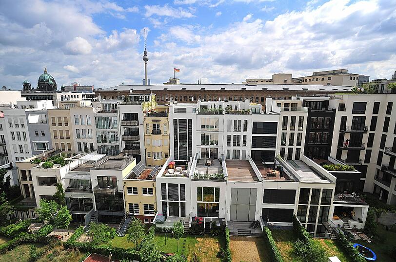Berlin rangiert im Ranking auf Platz vier. Durch die politische und kulturelle Entwicklung rückt die Metropole zunehmend in den Fokus von Interessenten. Entsprechend ist der Spitzenquadratmeterpreis auf bis zu 22.000 Euro gestiegen. Diesen Wert verzeichnet Engel & Völkers am Hausvogteiplatz.