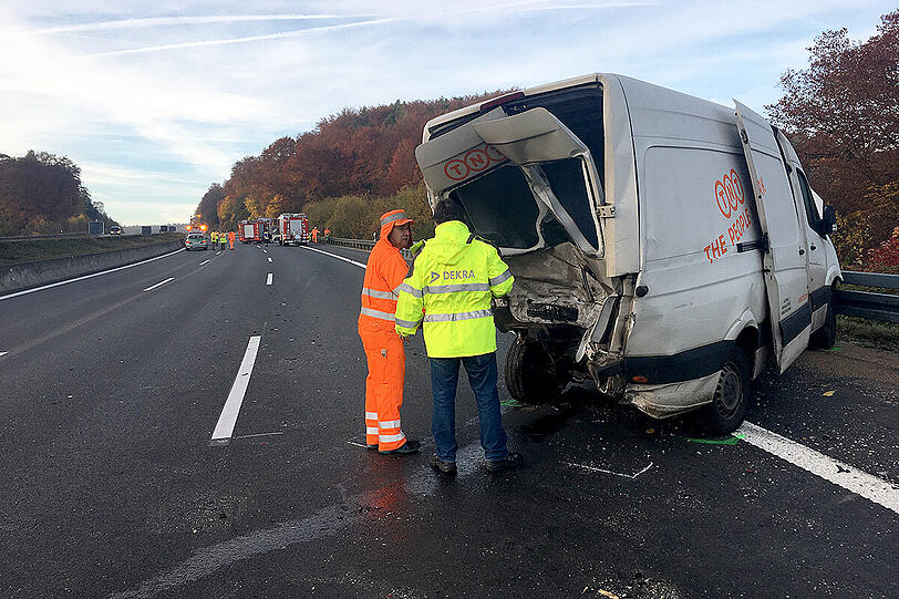 Mit schwerem Gerät musste die Feuerwehr die Insassen des Kleintransporters befreien.