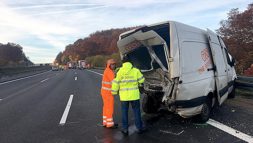 Mit schwerem Gerät musste die Feuerwehr die Insassen des Kleintransporters befreien. Mit schwerem Gerät musste die Feuerwehr die Insassen des Kleintransporters befreien.