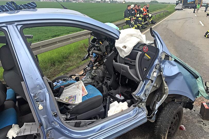 Ein 48-Jähriger stirbt bei einer Frontalkollision mit einem Lkw.