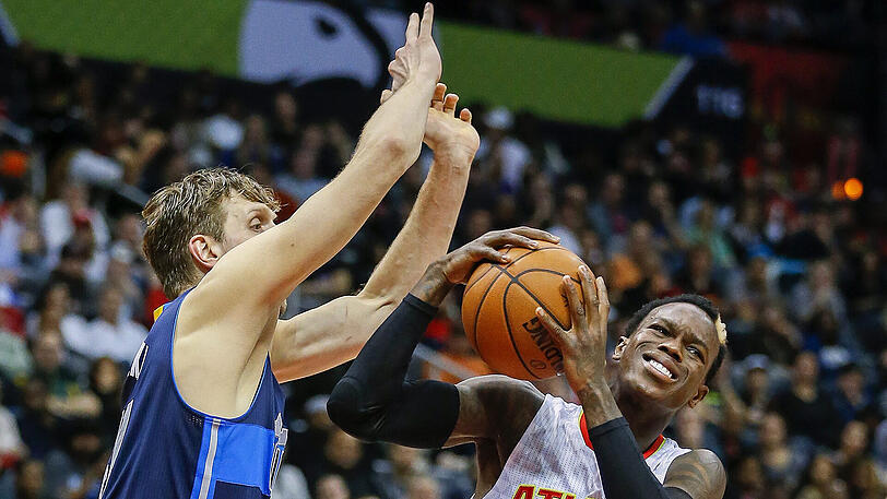 Gehen unter gänzlich unterschiedlichen Voraussetzungen in die neue NBA-Saison und in das direkte Duell zum Start: Dirk Nowitzki von den Dallas Mavericks (links) und Dennis Schröder von den Atlanta Hawks.