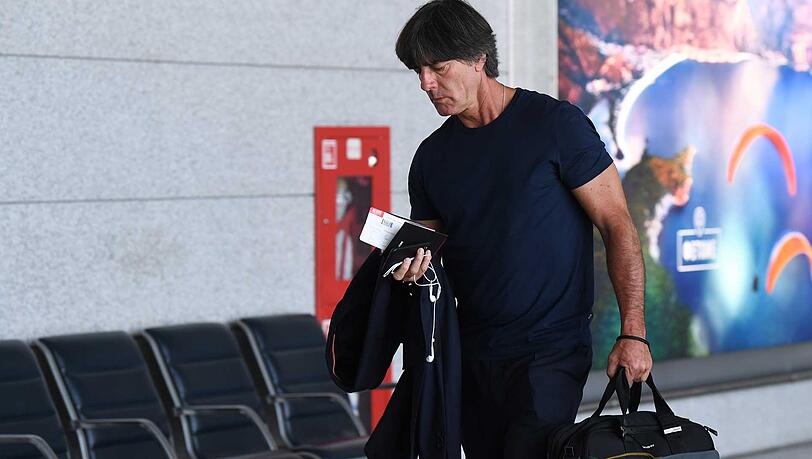 Bundestrainer Joachim Löw will nächste Woche über seine Zukunft entscheiden. Bundestrainer Joachim Löw will nächste Woche über seine Zukunft entscheiden.