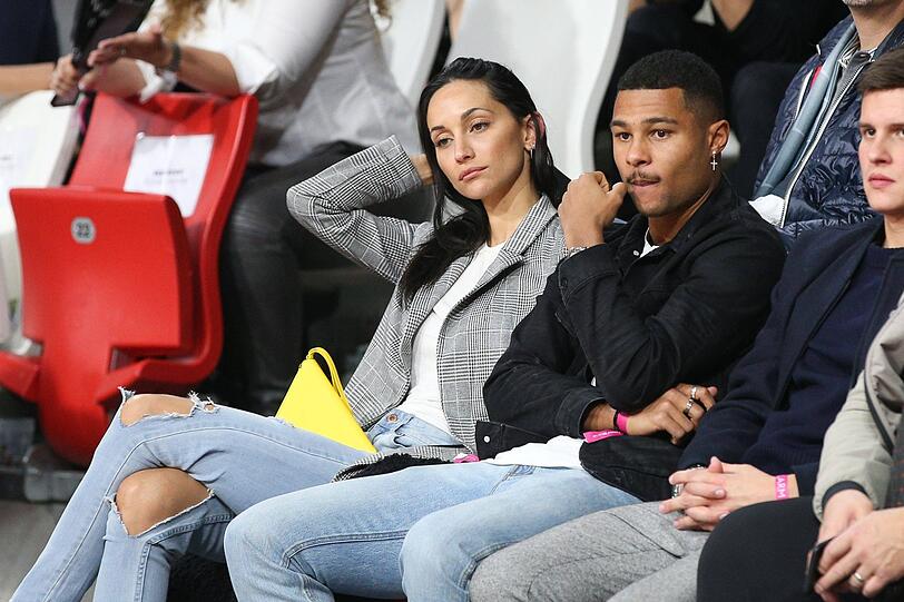 Serge Gnabry mit Freundin Jaqueline Rene beim Basketball im Audi Dome.