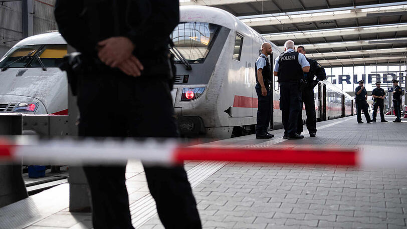 Die Polizei sperrte das Gleis und durchsuchte den Zug.
