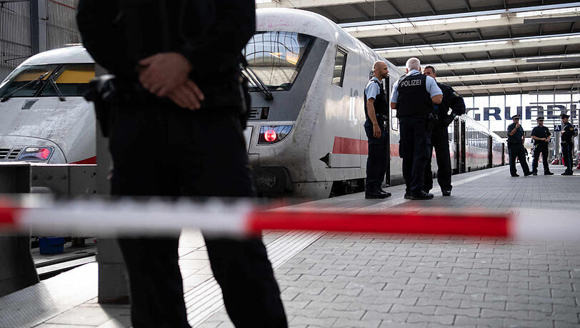 Die Polizei sperrte das Gleis und durchsuchte den Zug. Die Polizei sperrte das Gleis und durchsuchte den Zug.