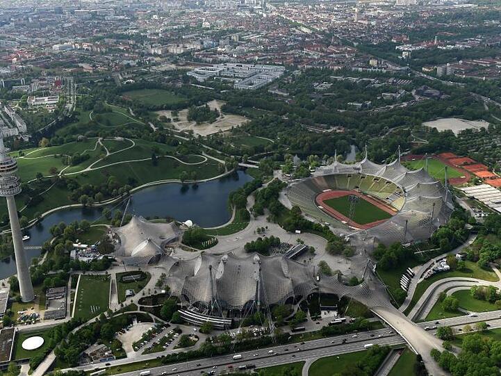 Der Olympiaturm und der Olympiapark mit dem Olympiastadion sind bei einem Rundflug über München zu sehen. Foto: Felix Hörhager/dpa/Archiv