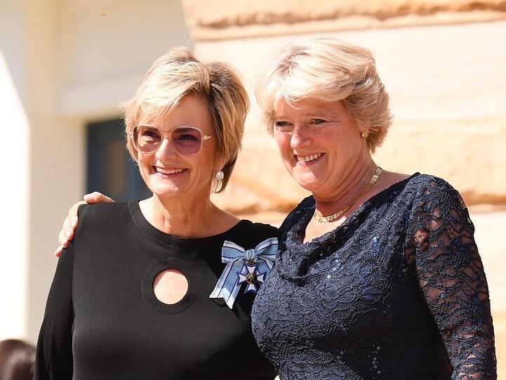Gloria von Thurn und Taxis Arm in Arm mit Kulturstaatsministerin Monika Grütters.