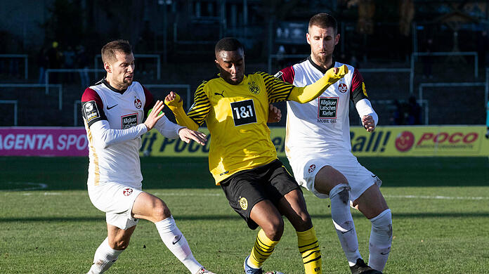 Youssufa Moukoko (M.) gilt als eines der größten Talente im deutschen Fußball.