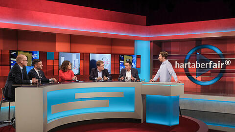 Bei "Hart aber fair" debattierten CDU-Mann Ralph Brinkhaus, FDP-Politiker Konstantin Kuhle, Journalistin Henrike Roßbach, SPD-Politiker Ralph Brinkhaus, Industrie-Vertreter Wolfgang Weber und Moderator Louis Klamroth (von links) zum Haushaltsloch.