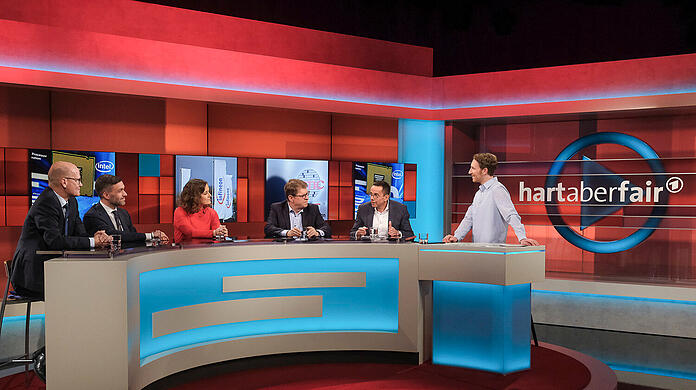 Bei "Hart aber fair" debattierten CDU-Mann Ralph Brinkhaus, FDP-Politiker Konstantin Kuhle, Journalistin Henrike Roßbach, SPD-Politiker Ralph Brinkhaus, Industrie-Vertreter Wolfgang Weber und Moderator Louis Klamroth (von links) zum Haushaltsloch.