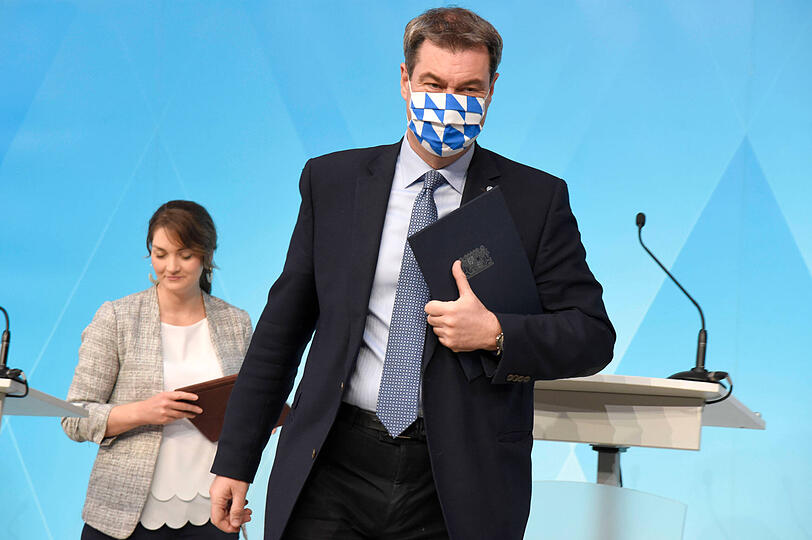 Markus Söder ist immer für klare Botschaften bekannt, das gilt auch für seine Maskenwahl während Corona. Hier zusammen mit Judith Gerlach bei einer Pressekonferenz zur Corona-Pandemie mit Schwerpunkt Kunst und Kultur im Prinz-Carl-Palais im Mai 2025