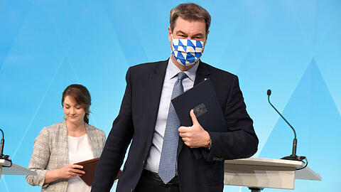 Maske als PR-Maßnahme für den Freistaat – Markus Söder auf dem Weg zur Pressekonferenz zur bayerischen Teststrategie zur Bewältigung der Corona-Pandemie im Prinz-Carl-Palais im Juni 2020.
