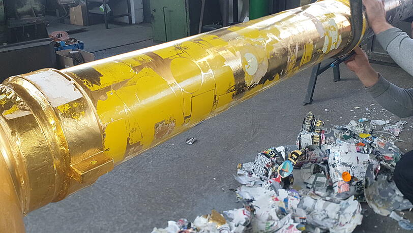 Die Kunstschmiedin hat zun&auml;chst die Aufkleber und Sticker entfernt.