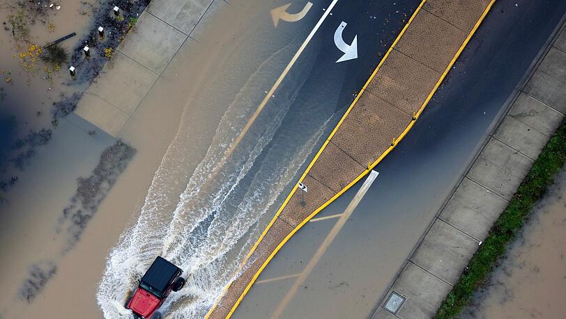 Dutzende Fl&uuml;sse sind &uuml;ber die Ufer getreten, Stra&szlig;en und Felder sind &uuml;berschwemmt.