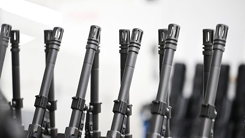 Stahl an Stahl: Die Läufe von Sturmgewehren in der Produktion von Heckler & Koch. Stahl an Stahl: Die Läufe von Sturmgewehren in der Produktion von Heckler & Koch.