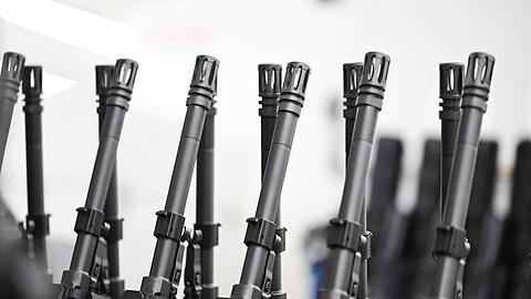 Stahl an Stahl: Die L&auml;ufe von Sturmgewehren in der Produktion von Heckler & Koch.