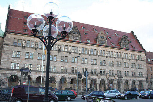 Nach der Amoklauf-Ankündigung war das Justizgebäude stundenlang in eine Festung verwandelt.