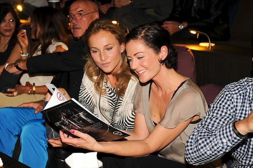 Moderatorin Caroline Beil und Schauspielerin Yvonne Burbach fachsimpeln im Bayrischen Hof über die neue Serie "Game of Thrones".