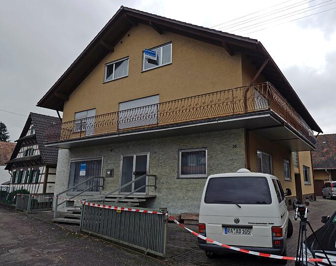 Nachbarn hatten am Montag Hilferufe aus dem Haus
gehört und die Polizei alarmiert. Notärzte konnten nur noch den Tod
des 36 Jahre alten Opfers feststellen, berichtete die Polizei.