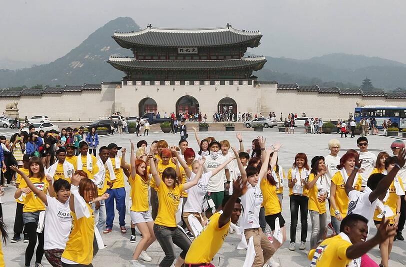 Hände über Kreuz und Wiegeschritt: Bei einem Gangnam-Flashmob in Seoul tanzen Hunderte Fans den Pferdetanz.