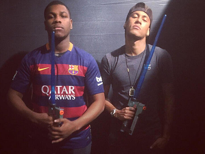 Boyega und Neymar posieren mit Lichtschwertern
