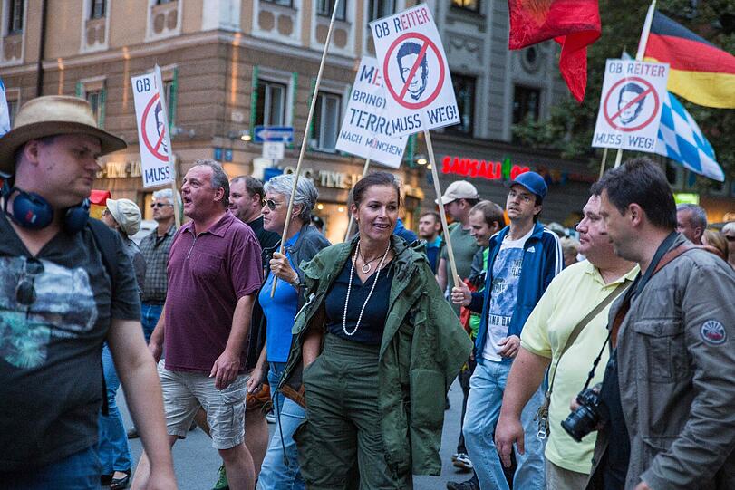 Beim sogenannten "Montagsspaziergang" von Pegida kam es zu mehreren Zwischenfällen - die Bilder von der Demo.