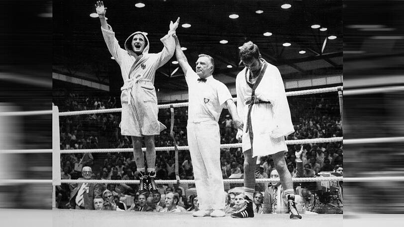10. September 1972: Der Mittelgewichtler Dieter Kottysch jubelt nach seinem Sieg über Alan Minter in der Eissporthalle.