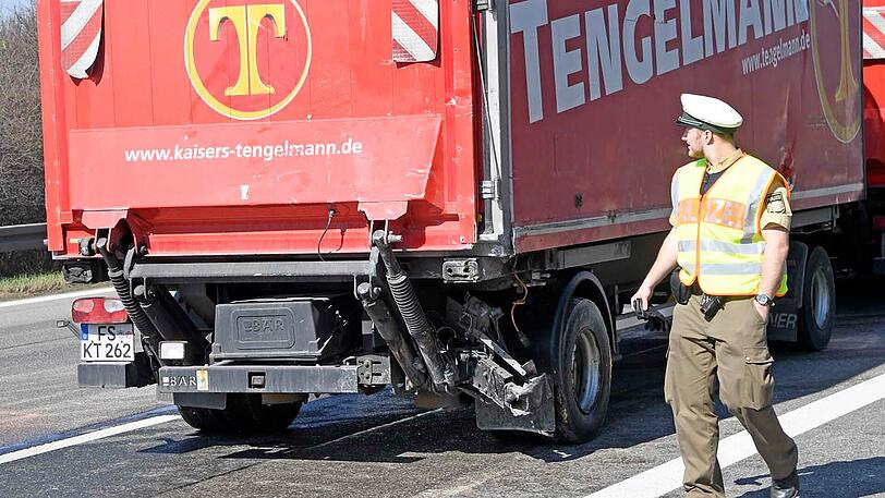 Schwerer Lkw-Unfall auf der A99 - ein Fahrer musste aus dem Cockpit befreit und per Hubschrauber ins Krankenhaus geflogen werden.