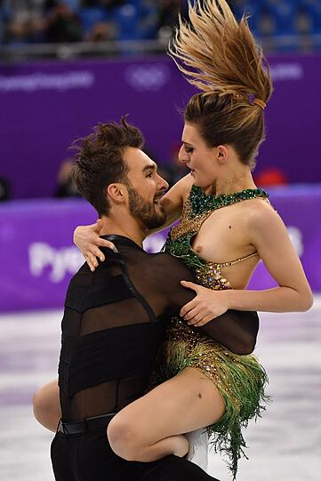 Ein Busenblitzer und keine Chance, ihn zu verdecken - trotzdem tanzten Papadakis und Cizeron auf den zweiten Platz in der Zwischenwertung! Die Bilder von ihrer Kurztanz-Performance.