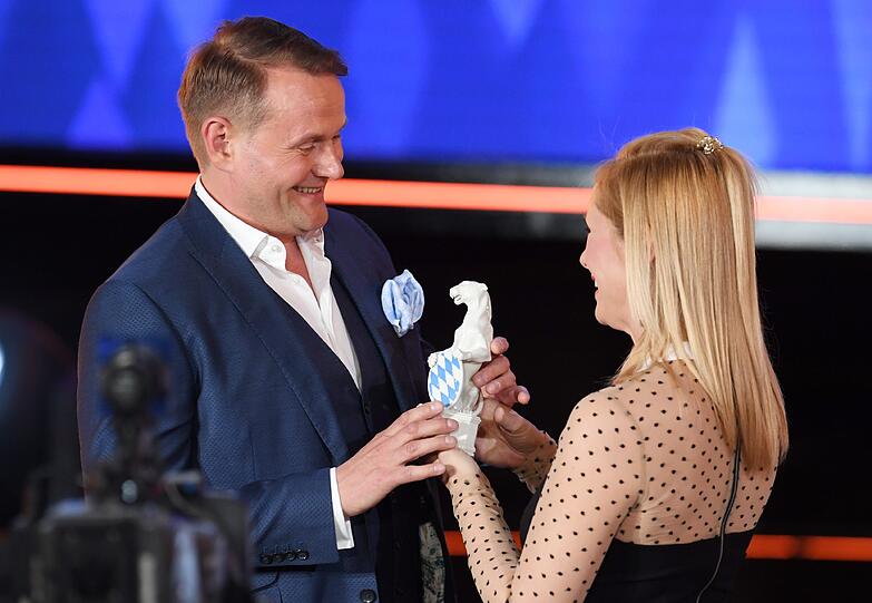 Nadja Uhl überreicht Devid Striesow den "Blauen Panther".