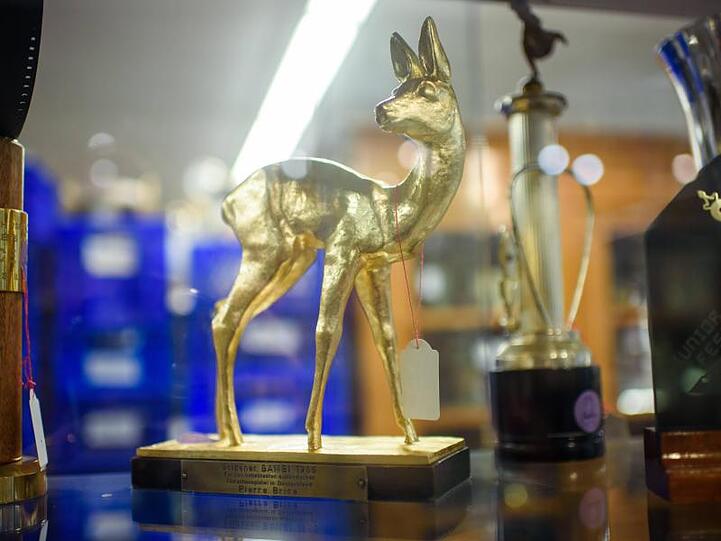 1966 wurde Pierre Brice mit diesem Bambi ausgezeichnet. Jetzt wurde die Trophäe versteigert.