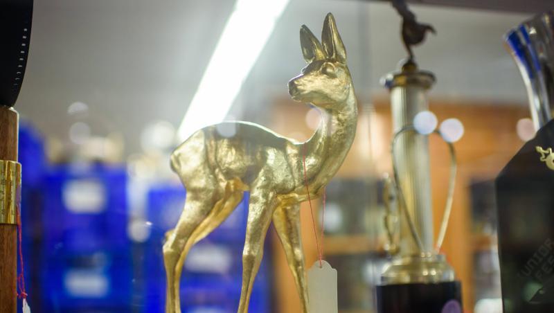1966 wurde Pierre Brice mit diesem Bambi ausgezeichnet. Jetzt wurde die Trophäe versteigert.