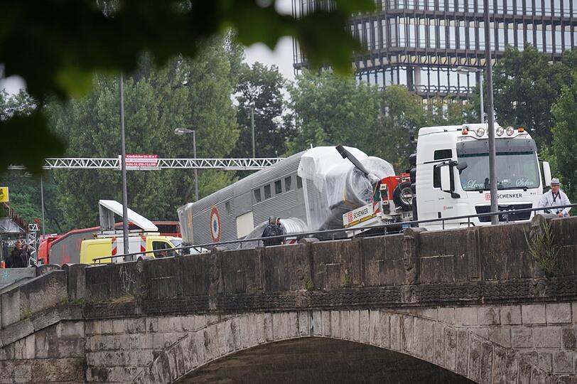 Die Tieflader erreichen die Corneliusbrücke.