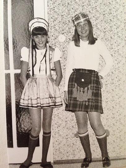 1969 beim Fasching. Gisela Welzenbach (l.) mit ihrer Freundin Katrin. 1969 beim Fasching. Gisela Welzenbach (l.) mit ihrer Freundin Katrin.