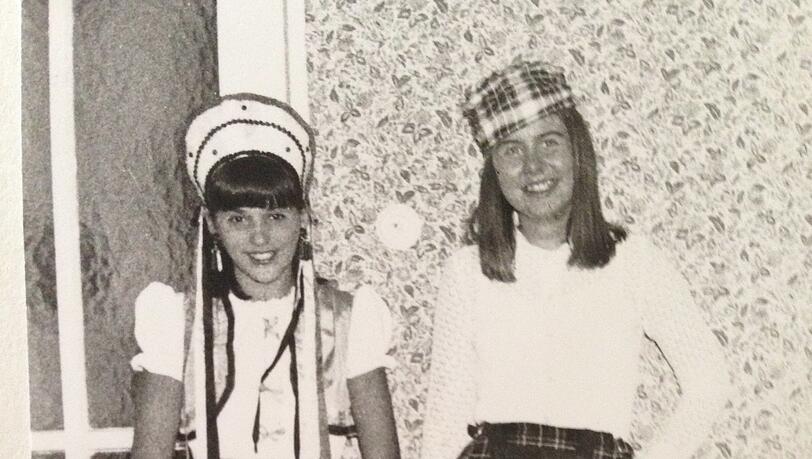 1969 beim Fasching. Gisela Welzenbach (l.) mit ihrer Freundin Katrin.