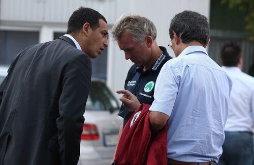 Manager Rachid Azzouzi im Gespräch mit Trainer Möhlmann und Präsident Hack.