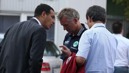 Manager Rachid Azzouzi im Gespräch mit Trainer Möhlmann und Präsident Hack. Manager Rachid Azzouzi im Gespräch mit Trainer Möhlmann und Präsident Hack.