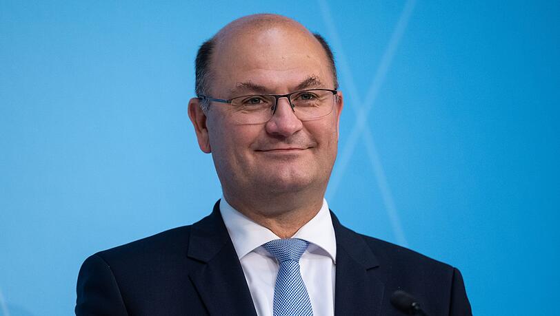 Sorgt sich um die Wirtschafts- und Finanzlage: Bayerns Finanzminister Füracker. (Archivbild)