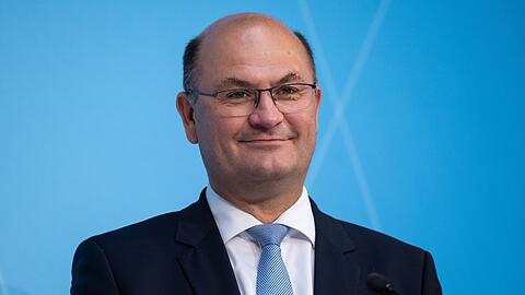 Sorgt sich um die Wirtschafts- und Finanzlage: Bayerns Finanzminister Füracker. (Archivbild)