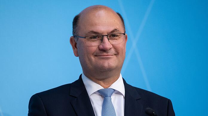 Sorgt sich um die Wirtschafts- und Finanzlage: Bayerns Finanzminister Füracker. (Archivbild)