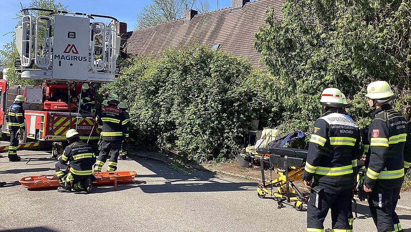 Am Sonntagabend fiel in der Geyerspergerstraße in Laim eine Frau von einer Leiter und wurde erst am nächsten Morgen von einer Nachbarin entdeckt. Am Sonntagabend fiel in der Geyerspergerstraße in Laim eine Frau von einer Leiter und wurde erst am nächsten Morgen von einer Nachbarin entdeckt.