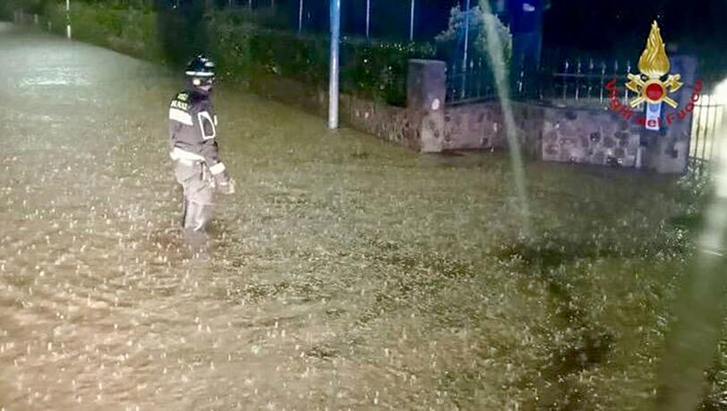 In der Region hatte es in den vergangenen Tagen heftig geregnet. Zahlreiche Straßen sind überschwemmt. Viele Keller stehen unter Wasser.