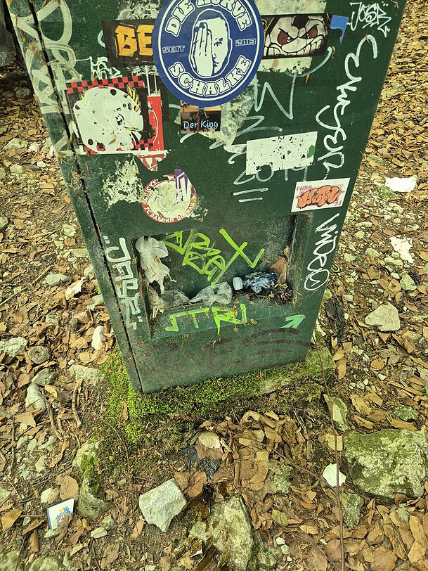 Unrat und Aufkleber st&ouml;ren die Naturidylle.