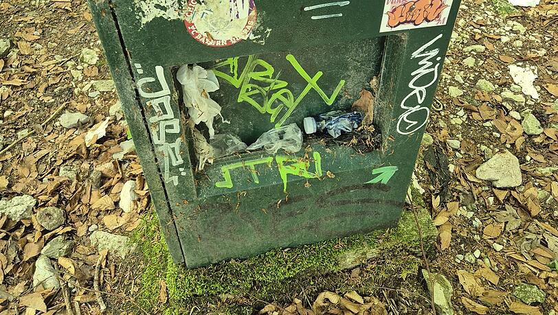 Unrat und Aufkleber st&ouml;ren die Naturidylle.