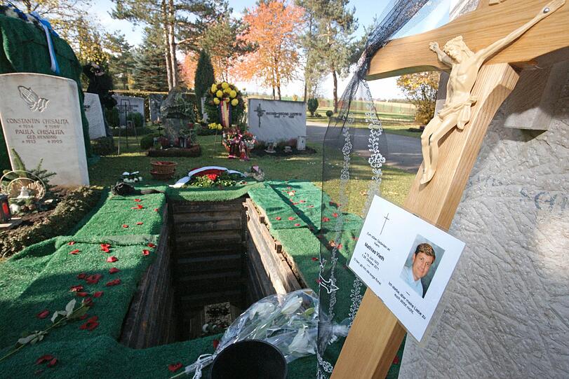 Letzte Ruhestätte: Das Grab des erschossenen Polizisten Mathias V. am Friedhof von Königsbrunn bei Augsburg.