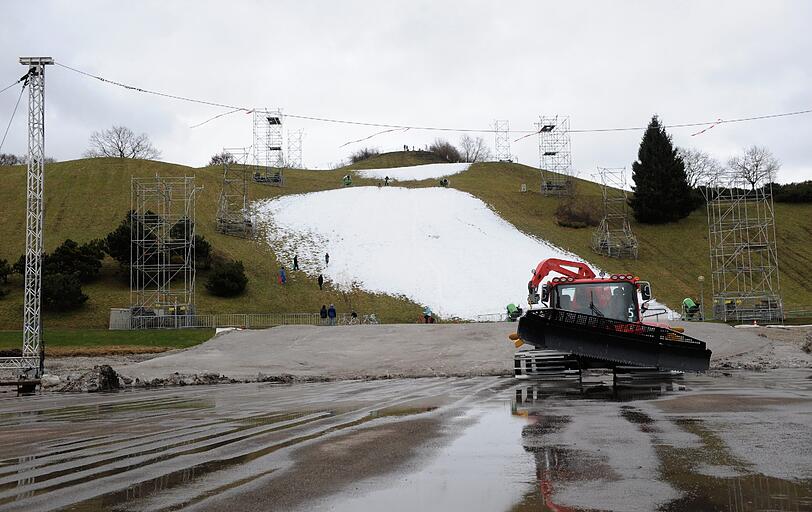 Fast schon ein trauriger Anblick: Wegen Schneemangels musste der Weltcup am Olympiaberg abgesagt werden. Die Bilder