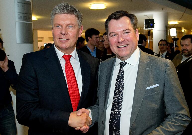 Da stehen die beiden ganz einträchtig nebeneinander: SPD-Mann Dieter Reiter (rechts) und Josef Schmid.