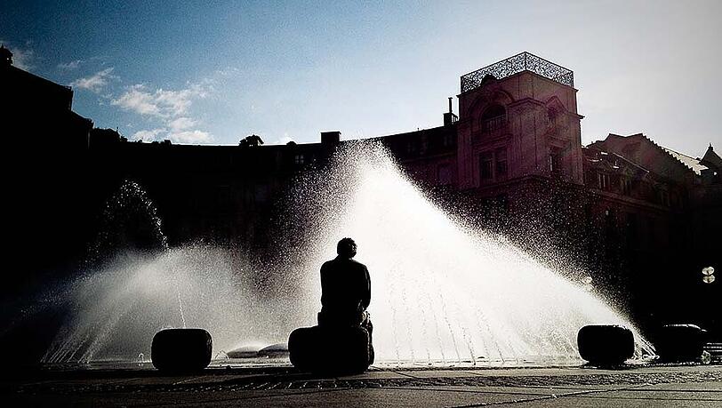 Selten gibt es Momente wie diese am Stachus: Den Brunnen am Karlsplatz ganz für sich alleine haben! Im Schnitt befinden sich 7.350 Passanten am Stachus. Selten gibt es Momente wie diese am Stachus: Den Brunnen am Karlsplatz ganz für sich alleine haben! Im Schnitt befinden sich 7.350 Passanten am Stachus.
